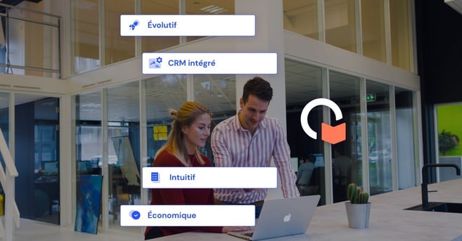 Deux personnes devant un ordinateur et encarts : évolutifs, crm intégré, intuitif et économique