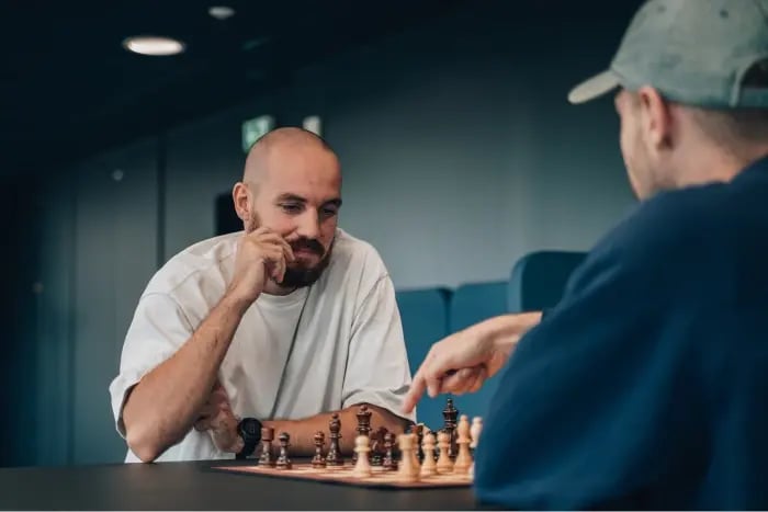 Deux salariés de Make the Grade jouant aux échecs