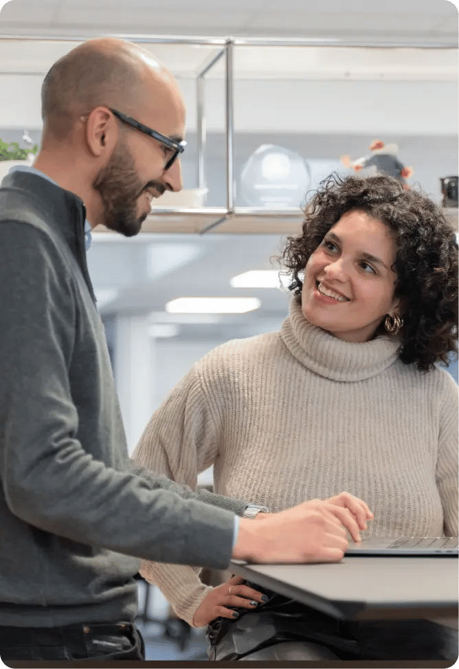 Deux salariés souriant en réunion