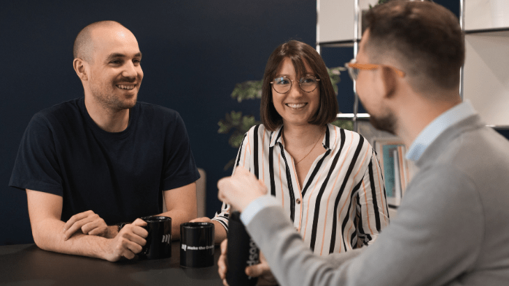 Antoine, Justin et Clemence prennent un café pour discuter