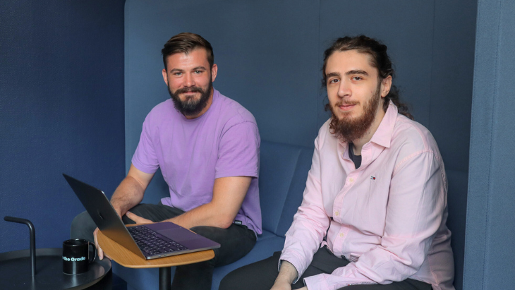 matthieu et loris sourient à la caméra pour leur arrivée