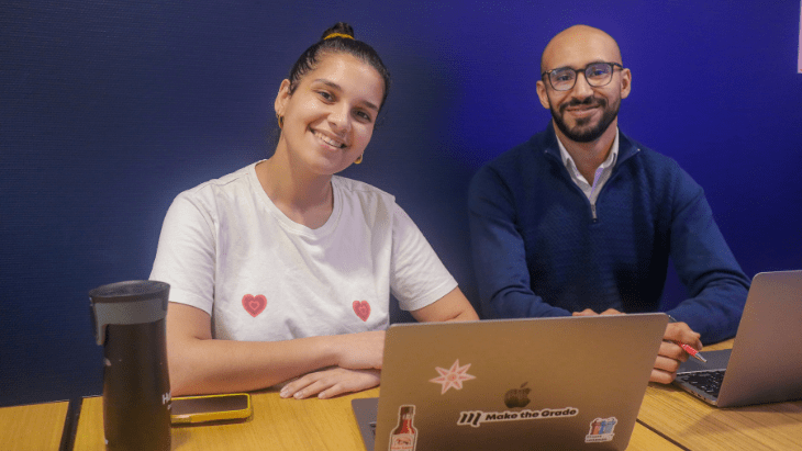 Ghislaine présente nos outils à Youssef