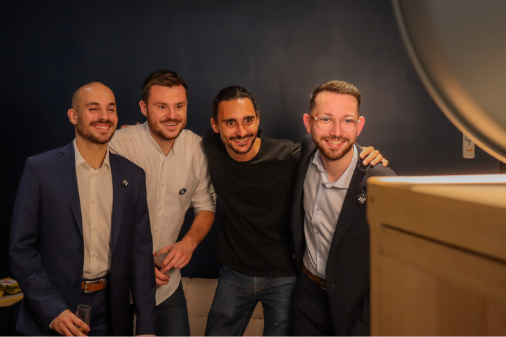 Quatre hommes se prennent en photo pour l'inauguration